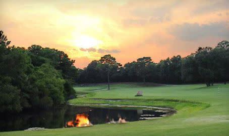 Green grass and pond at Beau Rivage Golf & Resort in Wilmington, NC